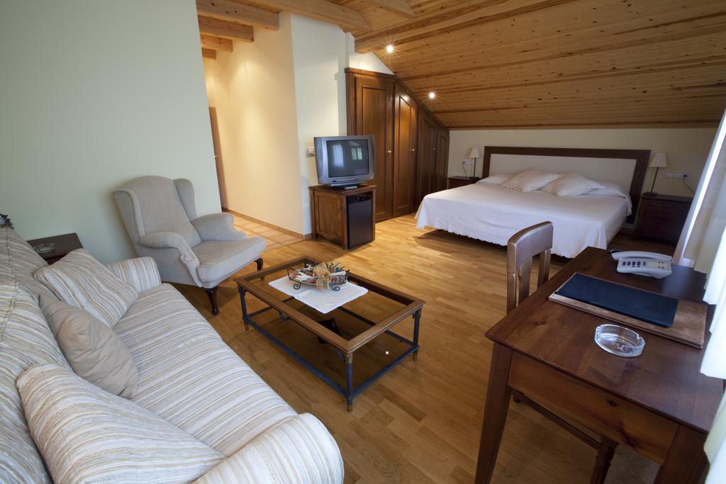Hotel Estanys Blaus Tavascan Quarto foto